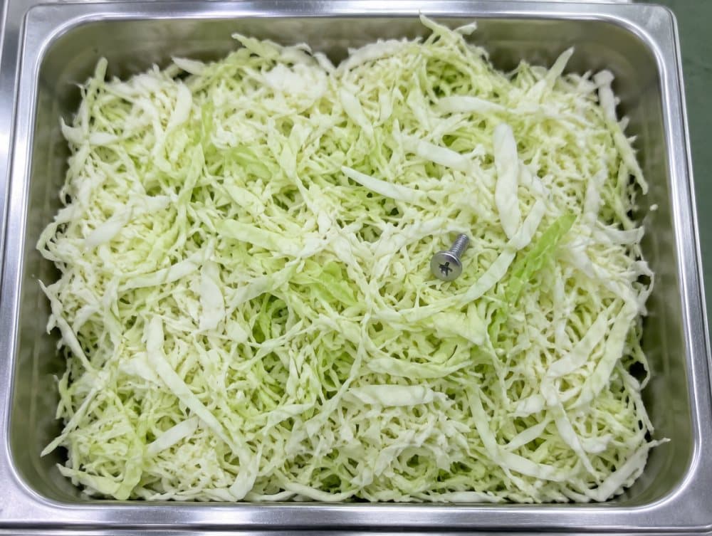 千切りキャベツへのネジ混入(NGの例)